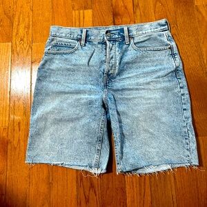 Old Navy Slouchy Jean Shorts Women Size 12 High-Rise Light Wash Denim 8.5" Ins.